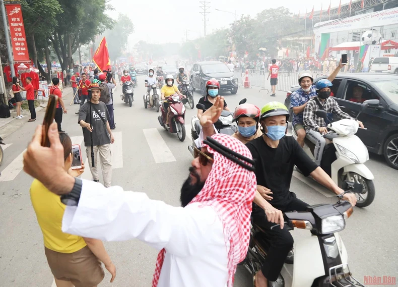 Rất đông cổ động viên đến cổ vũ cho đội tuyển U23 Việt Nam -1