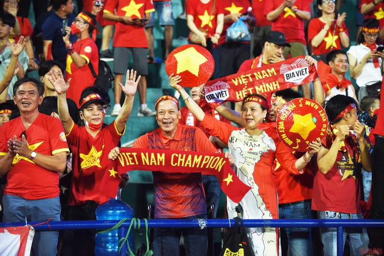 Cổ động viên Việt Nam vui mừng chiến thắng của đội tuyển U23 Việt Nam -0