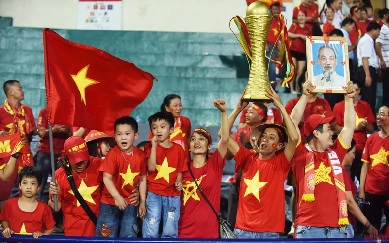 Cổ động viên Việt Nam vui mừng chiến thắng của đội tuyển U23 Việt Nam -0