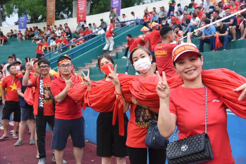 Đại kỳ được đưa vào khán đài -0