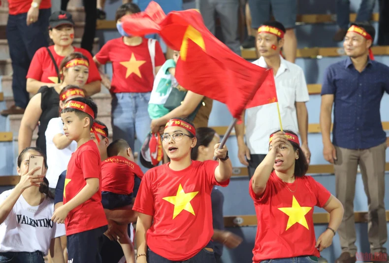 Cổ động viên Việt Nam vui mừng chiến thắng của đội tuyển U23 Việt Nam -1