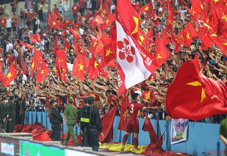 Cổ động viên Việt Nam vui mừng chiến thắng của đội tuyển U23 Việt Nam -0