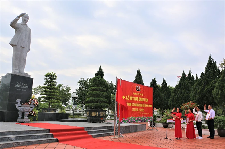Huyện đảo Cô Tô báo công dâng Bác -0