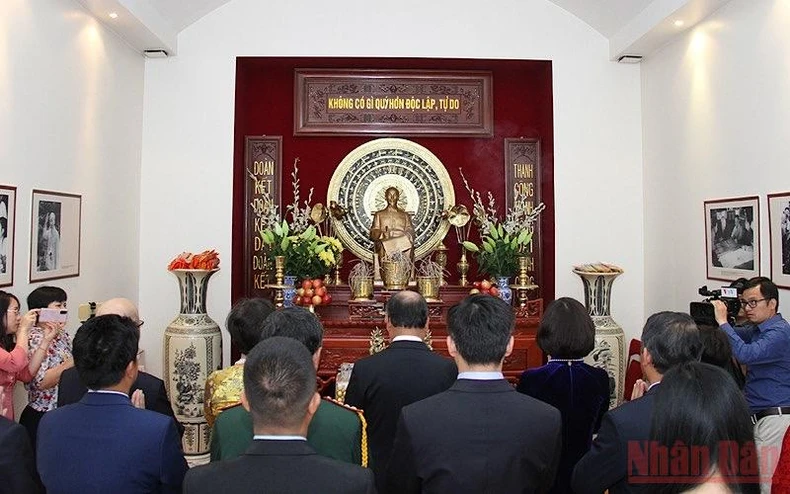 Kỷ niệm Ngày sinh Chủ tịch Hồ Chí Minh tại Pháp -0