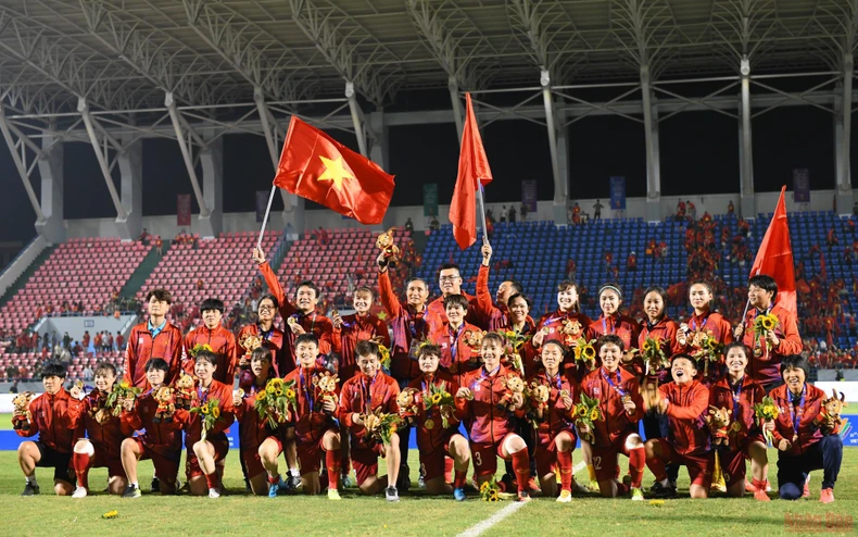 Đội tuyển bóng đá nữ Việt Nam đón nhận Huy chương Vàng SEA Games 31 -0