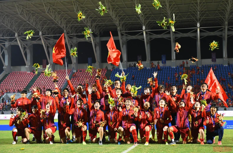 Đội tuyển bóng đá nữ Việt Nam đón nhận Huy chương Vàng SEA Games 31 -0