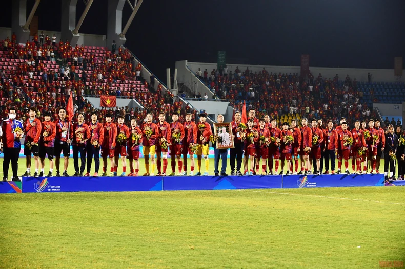 Đội tuyển bóng đá nữ Việt Nam đón nhận Huy chương Vàng SEA Games 31 -0