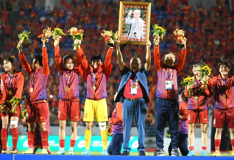 Đội tuyển bóng đá nữ Việt Nam đón nhận Huy chương Vàng SEA Games 31 -0