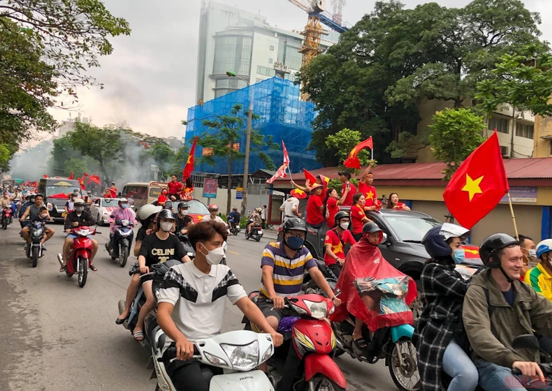 Khán giả đang đổ về Sân vận quốc gia Mỹ Đình rất đông -0