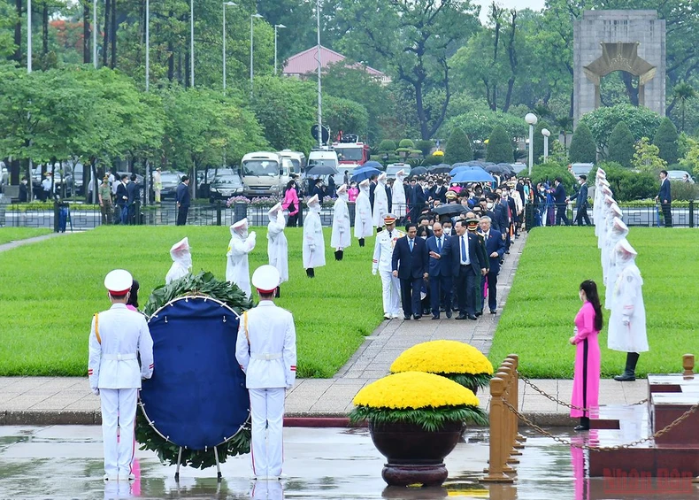 Các đại biểu Quốc hội vào Lăng viếng Chủ tịch Hồ Chí Minh -0