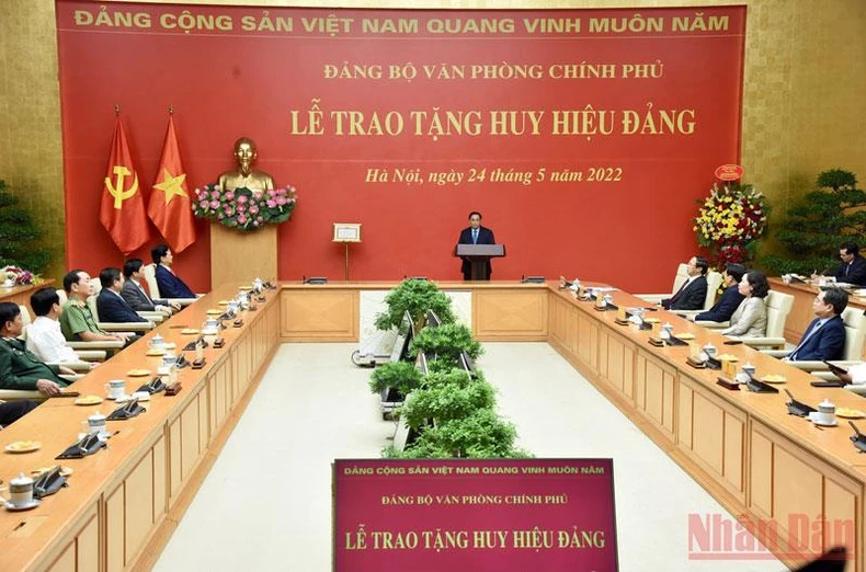 Trao tặng Huy hiệu 55 năm tuổi Đảng cho nguyên Thủ tướng Nguyễn Tấn Dũng -0