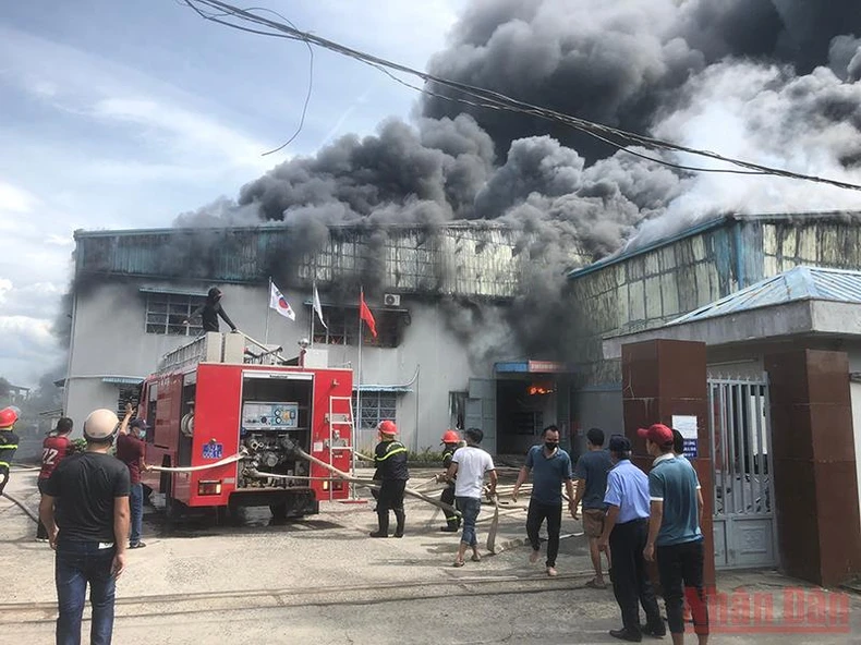 Cháy lớn tại công ty may xuất khẩu ở Quảng Nam -0
