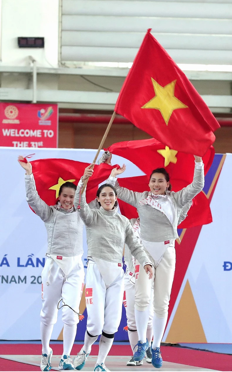 Ảnh đẹp SEA Games 31: Phần thi đồng đội của Đội tuyển Kiếm liễu nữ Việt Nam -1