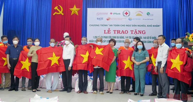 Nguyên Chủ tịch nước Trương Tấn Sang trao tặng cờ Tổ quốc và áo phao cứu sinh cho ngư dân -0