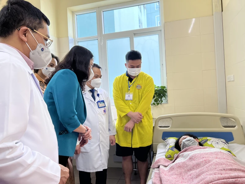 Phó Chủ tịch nước Võ Thị Ánh Xuân thăm hỏi, tặng quà cho trẻ em tại Bệnh viện K -0