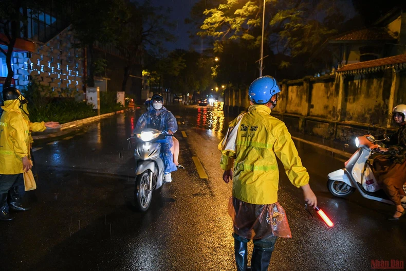 Những người “tháo cống” chống ngập cho Thủ đô -0