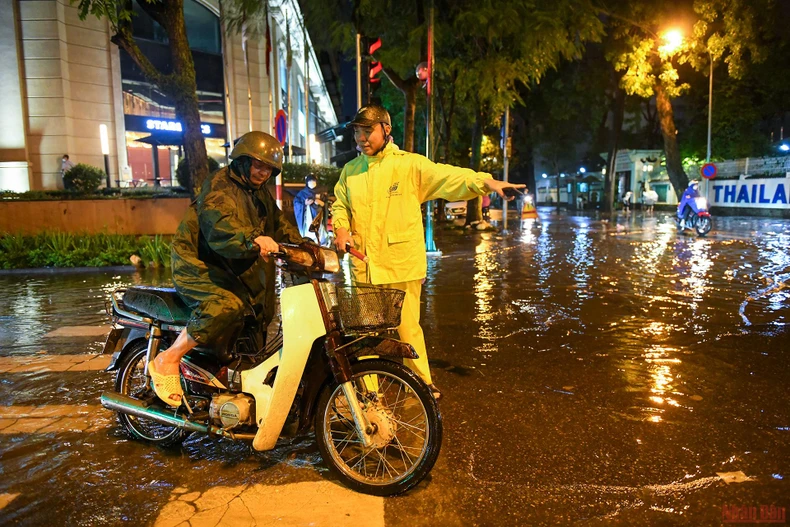 Những người “tháo cống” chống ngập cho Thủ đô -0