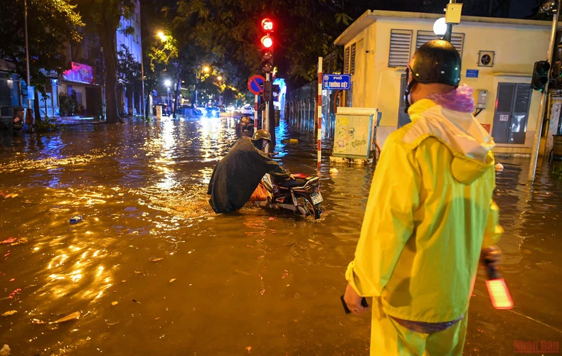Những người “tháo cống” chống ngập cho Thủ đô -0