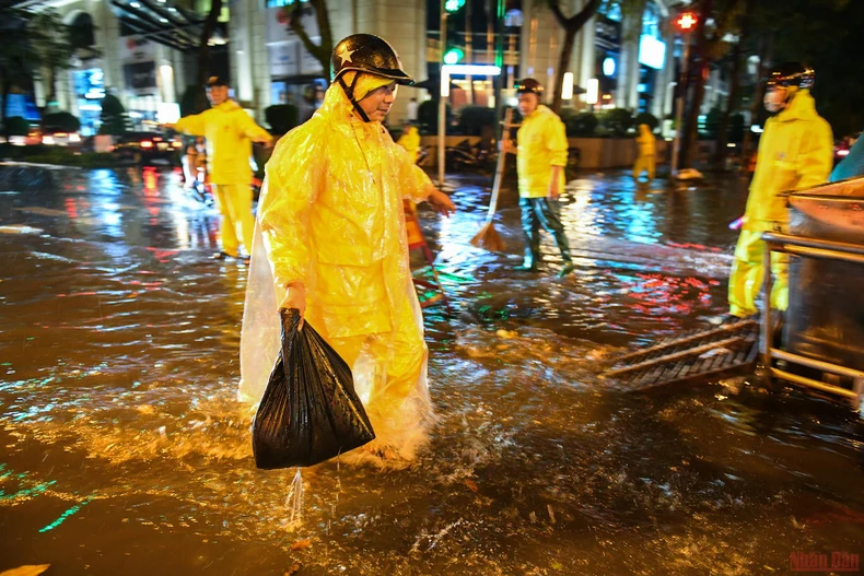 Những người “tháo cống” chống ngập cho Thủ đô -0