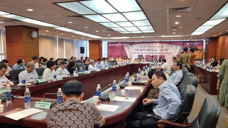 Ra mắt 10 tập bộ sách sử