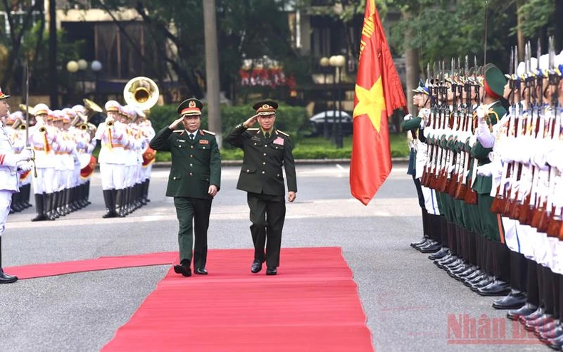 Tổng Tham mưu trưởng Quân đội nhân dân Lào chào xã giao Bộ trưởng Quốc phòng Việt Nam -0