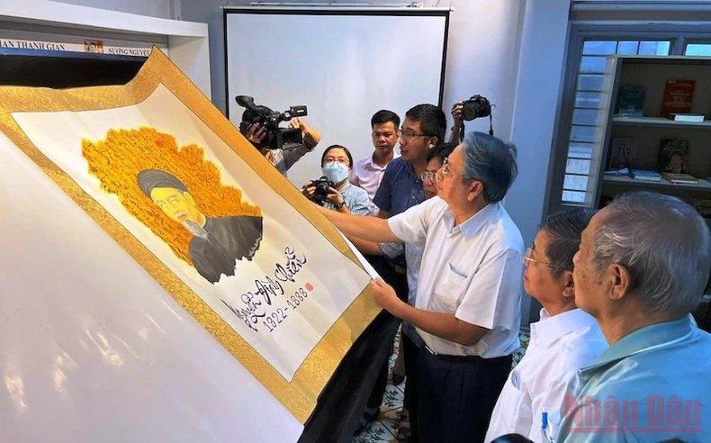 Ra mắt quyển sách thư pháp khổ lớn về Danh nhân Nguyễn Đình Chiểu -0