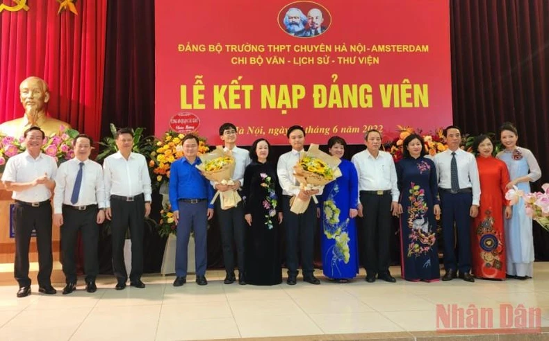 Đồng chí Trương Thị Mai dự Lễ kết nạp Đảng viên mới tại trường chuyên Hà Nội-Amsterdam -0