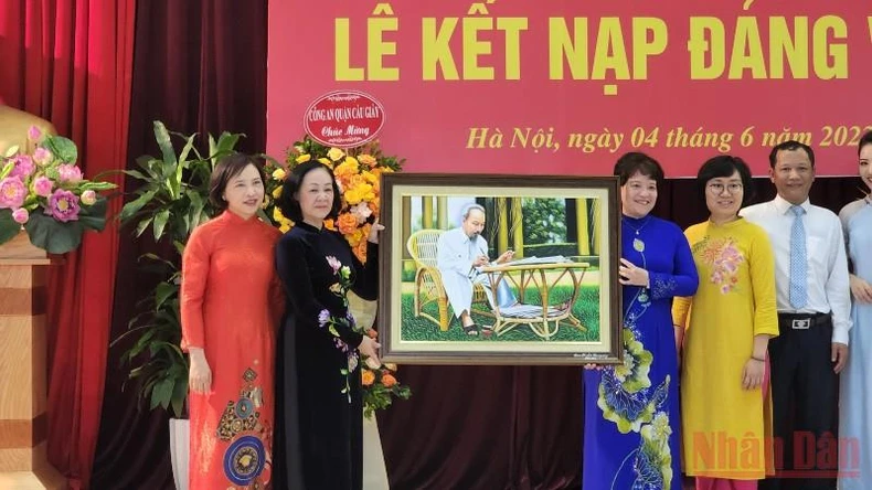 Đồng chí Trương Thị Mai dự Lễ kết nạp Đảng viên mới tại trường chuyên Hà Nội-Amsterdam -0