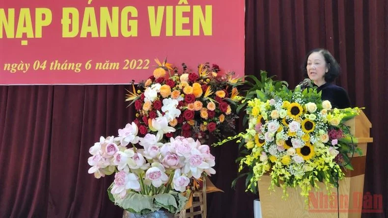 Đồng chí Trương Thị Mai dự Lễ kết nạp Đảng viên mới tại trường chuyên Hà Nội-Amsterdam -0