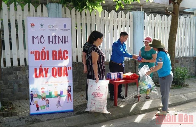 Thanh niên Thừa Thiên Huế chung tay làm sạch môi trường biển -0