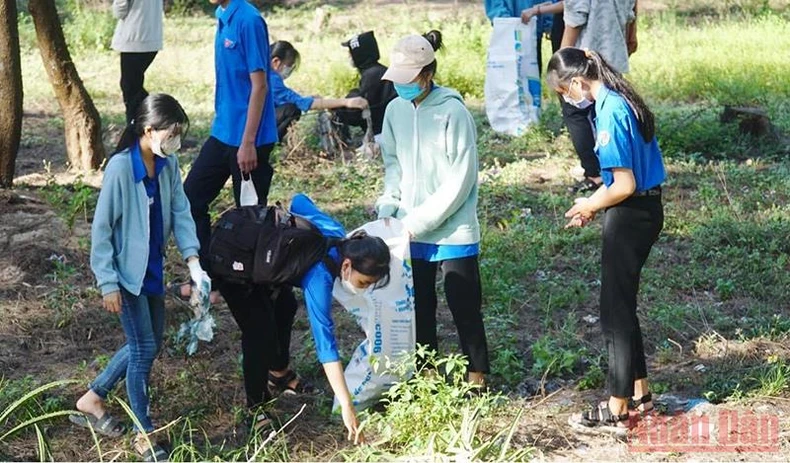 Thanh niên Thừa Thiên Huế chung tay làm sạch môi trường biển -2