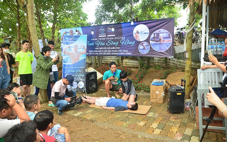 Vẫy vùng giữa sóng nước sông Hồng -0