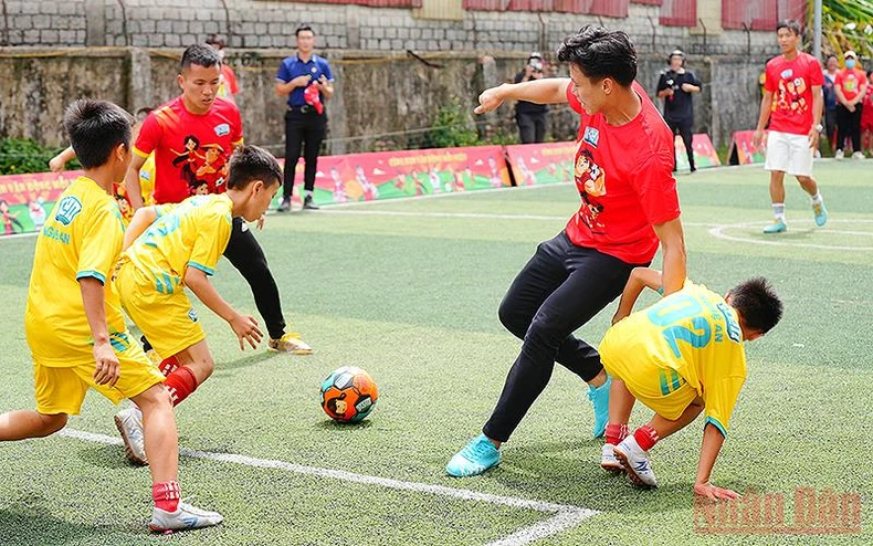 Trao máy tính bảng và hàng nghìn phần quà tặng thiếu nhi Nghệ An -0