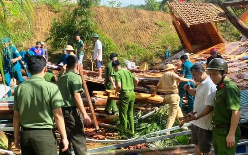 Sạt lở đất, đá từ đồi núi, xô đổ 1 ngôi nhà ở Thanh Hóa -0