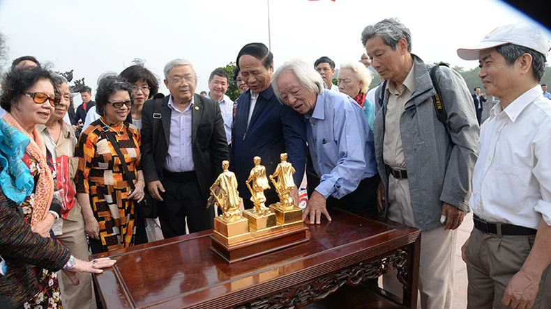 Trưởng thành nhờ đất nước và cùng đất nước -0