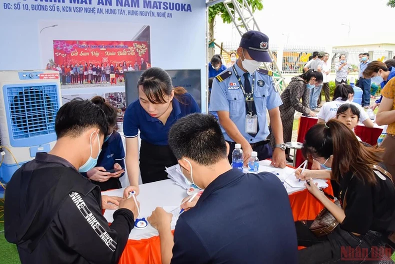 Hơn 1.500 lao động tìm hiểu, tìm kiếm việc làm tại Khu công nghiệp VSIP Nghệ An -0