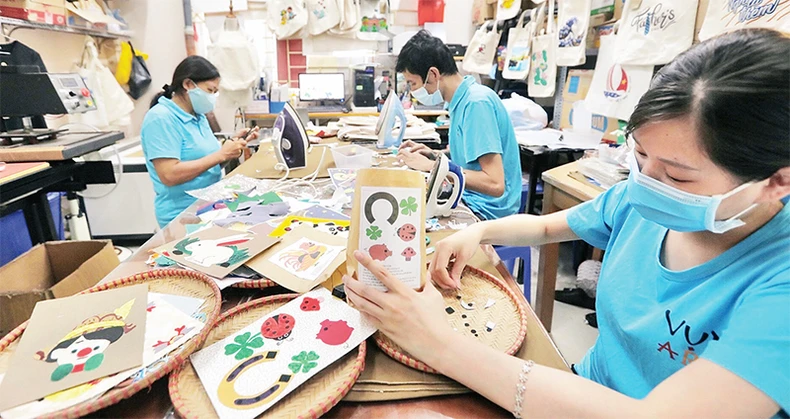 Sản phẩm của những người thợ khuyết tật -0