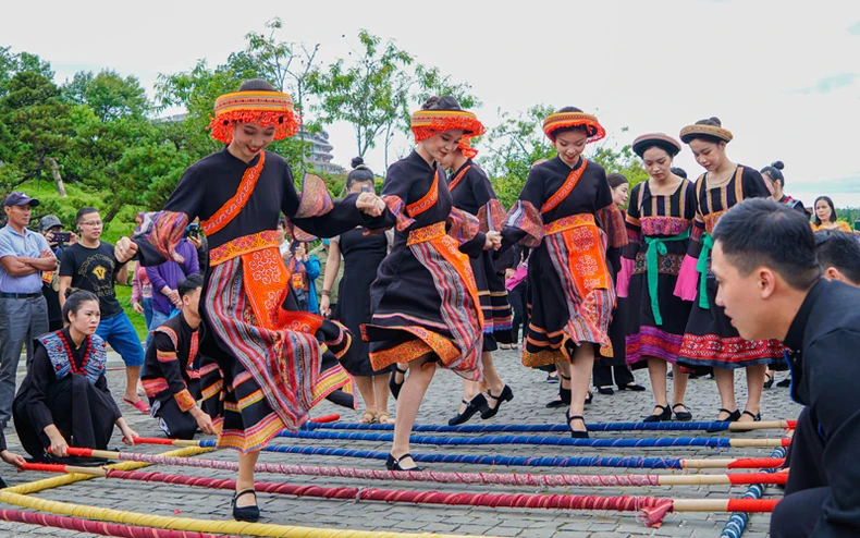 Lên Fansipan “chứng kiến” chuyện tình Tây Bắc giữa chàng Đỗ và nàng Quyên -0