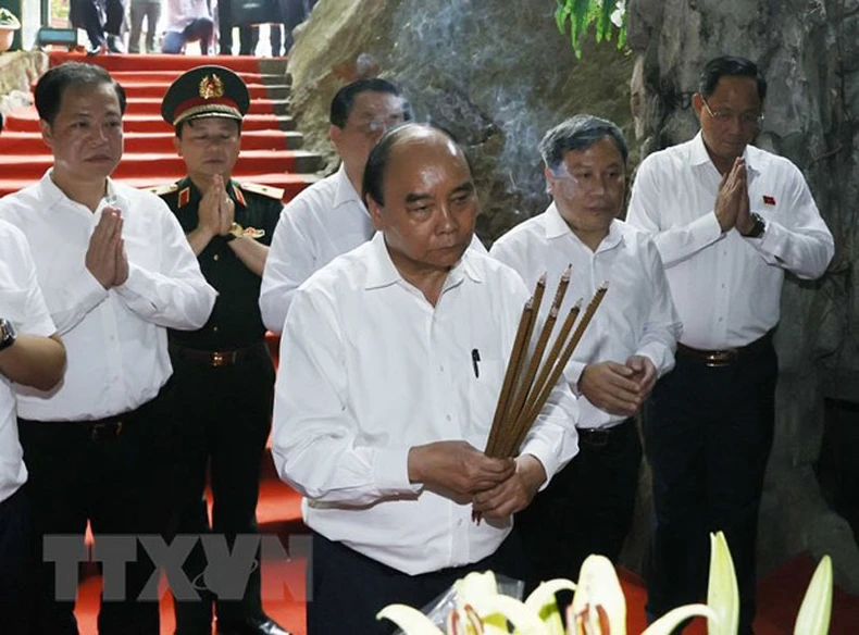 Chủ tịch nước Nguyễn Xuân Phúc dâng hương tại Đền thờ các Anh hùng liệt sĩ đường 20 Quyết thắng -0