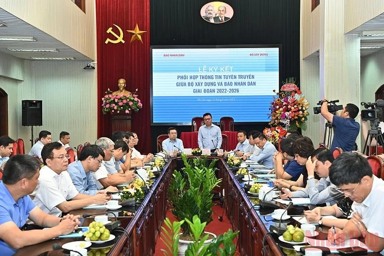Tăng cường hợp tác thông tin tuyên truyền giữa Báo Nhân Dân và Bộ Xây dựng -0