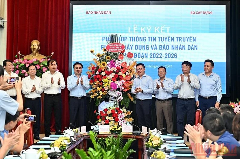 Tăng cường hợp tác thông tin tuyên truyền giữa Báo Nhân Dân và Bộ Xây dựng -0