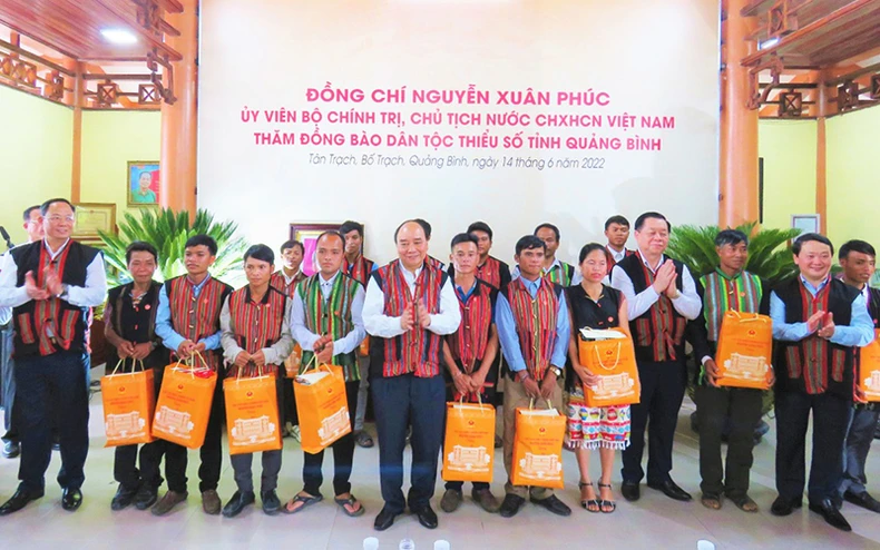 Chủ tịch nước Nguyễn Xuân Phúc dâng hương tại Đền thờ các Anh hùng liệt sĩ đường 20 Quyết thắng -0