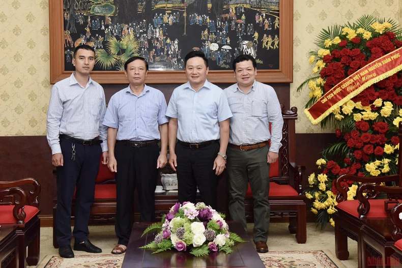 Nhiều cơ quan, đơn vị thăm và chúc mừng Báo Nhân Dân chiều 16/6 -0