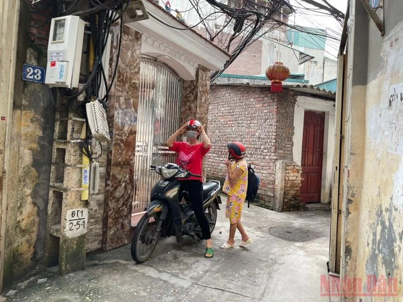 Nữ tài xế đặc biệt nhất xóm chạy thận Hà Nội -0