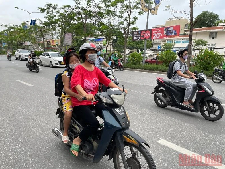 Nữ tài xế đặc biệt nhất xóm chạy thận Hà Nội -0