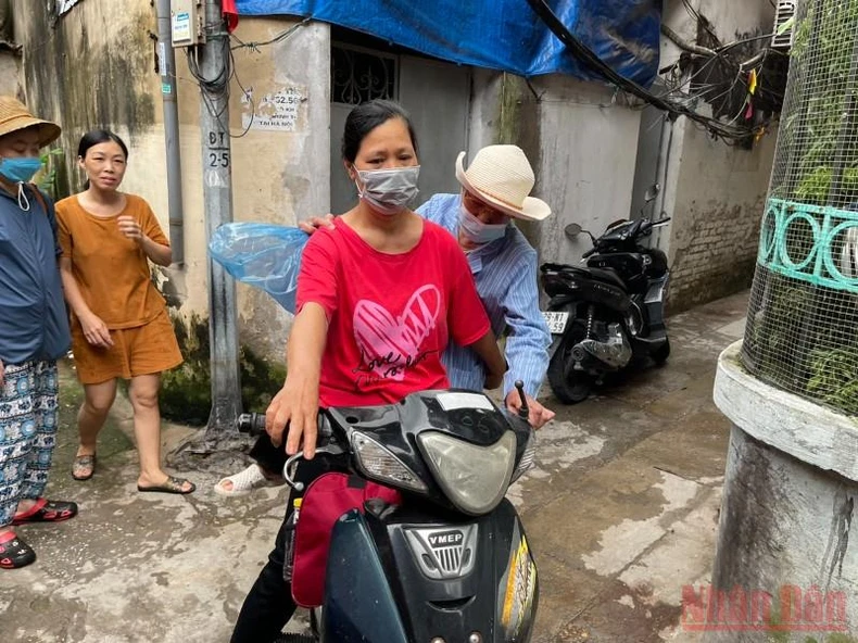 Nữ tài xế đặc biệt nhất xóm chạy thận Hà Nội -0