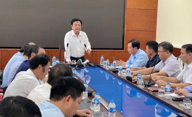 Bộ trưởng Lê Minh Hoan kiểm tra công tác xả lũ Nhà máy thủy điện Hòa Bình -0