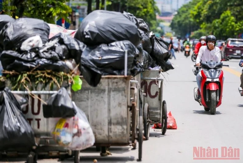 Rác thải lại ùn ứ tại nhiều tuyến phố Hà Nội -2