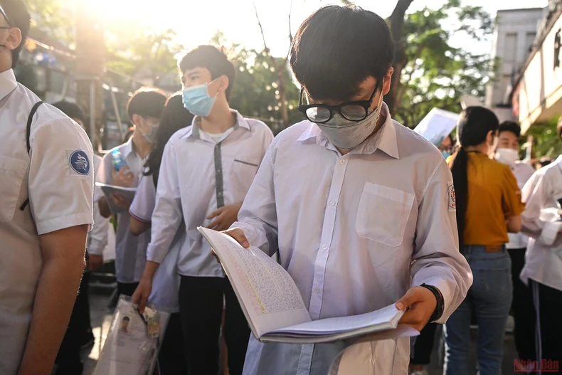 Học sinh Hà Nội bước vào môn thi đầu tiên kỳ tuyển sinh lớp 10 THPT -0