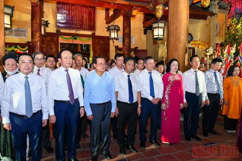 Quận Hoàn Kiếm đón bằng công nhận Di tích quốc gia đặc biệt đền Bạch Mã -0